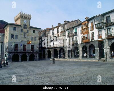 PLAZA MAYOR PORTICADA CON EL AYUNTAMIENTO - FOTO AÑOS 90. Lage: AUSSEN. CASTRO URDIALES. Kantabrien. SPANIEN. Stockfoto