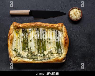 Hausgemachte Quiche aus Mürbeteig mit grünem und weißem Spargel, Rahm und Parmesankäse. Stockfoto