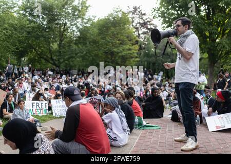 Columbus, Usa. Mai 2021. Während des Protestes wendet sich der Organisator der Demonstration an die Menge im Goodale Park. Demonstranten treffen sich im Goodale Park in Columbus, Ohio, um sich zu versammeln und gegen die Besetzung Palästinas durch Israelís zu marschieren. Die Demonstranten marschierten stundenlang vom Goodale Park auf und ab in der North High St., verstopften einige der Hauptstraßen, bis sie sich zurück zum Goodale Park machten, um eine Kerzenlichtmahnwache für diejenigen zu halten, die während der Besetzung Israels gestorben sind. (Foto von Stephen Zenner/SOPA Images/Sipa USA) Quelle: SIPA USA/Alamy Live News Stockfoto