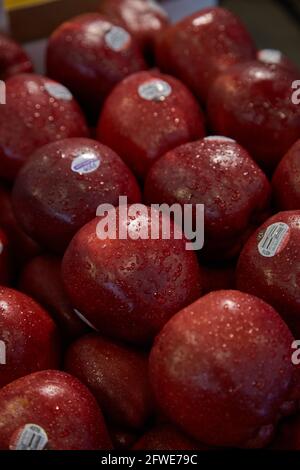 Frische Starking Äpfel zum Verkauf an einem Verkaufsstand im Tai Yuen Market in Hongkong. Stockfoto