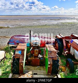 Alte Kakerlakenpflücker, Traktoren, die am Lytham Beach verfaulen Stockfoto