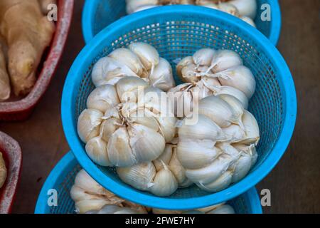 Nahaufnahme eines Korbs mit frischem Knoblauch, der auf dem Markt für frische Produkte in Hongkong eingenommen wird Stockfoto