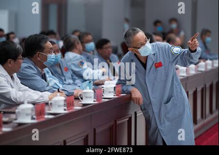 (210522) -- PEKING, 22. Mai 2021 (Xinhua) -- Zhang Rongqiao (R), Chefkonstrukteur von Chinas erster Mars-Explorationsmission, spricht mit Wu Weiren (2nd L), Chefkonstrukteur von Chinas Lunarexplorationsprojekt, nachdem Chinas erster Mars-Rover Zhurong von seiner Landeplattform auf die Marsoberfläche gefahren war, Im Beijing Aerospace Control Center in Peking, der Hauptstadt Chinas, am 22. Mai 2021. Der erste Mars-Rover Chinas, Zhurong, fuhr am Samstag von seiner Landeplattform auf die Marsoberfläche und hinterließ die ersten „Fußabdrücke“ des Landes auf dem roten Planeten. Zhurongs erste erfolgreiche Fahrt brachte C Stockfoto