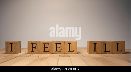 Das Wort Ich wurde krank und wurde aus Holzwürfeln erschaffen. Gesundheit und Leben. Nahaufnahme. Stockfoto
