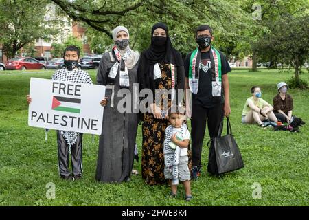 Columbus, Usa. Mai 2021. Familie posiert während eines Protestes gegen die israelische Besatzung Palästinas für ein Porträt. Demonstranten treffen sich im Goodale Park in Columbus, Ohio, um sich zu versammeln und gegen die Besetzung Palästinas durch Israelís zu marschieren. Die Demonstranten marschierten stundenlang vom Goodale Park auf und ab in der North High St., verstopften einige der Hauptstraßen, bis sie sich zurück zum Goodale Park machten, um eine Kerzenlichtmahnwache für diejenigen zu halten, die während der Besetzung Israels gestorben sind. Kredit: SOPA Images Limited/Alamy Live Nachrichten Stockfoto