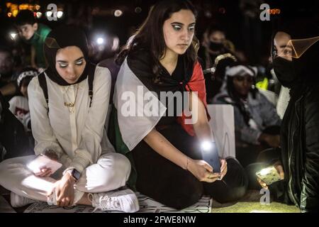 Demonstranten gegen die israelische Besetzung Palästinas zünden ihre Handy-Fackeln während einer Kerzenlichtmahnwache für die während der israelischen Besetzung Israels Getöteten an. Demonstranten treffen sich im Goodale Park in Columbus, Ohio, um sich zu versammeln und gegen die Besetzung Palästinas durch Israelís zu marschieren. Die Demonstranten marschierten stundenlang vom Goodale Park auf und ab in der North High St., verstopften einige der Hauptstraßen, bis sie sich zurück zum Goodale Park machten, um eine Kerzenlichtmahnwache für diejenigen zu halten, die während der Besetzung Israels gestorben sind. Stockfoto