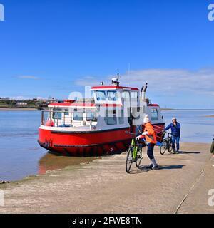 Zwei Radfahrer, die von der Fähre zur Wyre Estuary Ferry in Knott aussteigen Ende Stockfoto