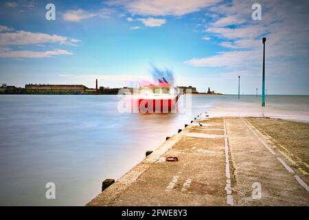 Die Wyre-Mündung-Passagierfähre verlässt Knott End und fährt über das Wasser zum Hafen von Fleetwood Stockfoto