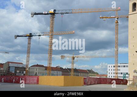 Baukrane im Zentrum von Potsdam, Deutschland - 21. Mai 2021. Stockfoto