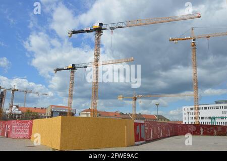 Baukrane im Zentrum von Potsdam, Deutschland - 21. Mai 2021. Stockfoto