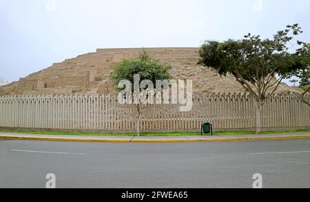 Archäologische Stätte von Huaca Pucllana, die Überreste der antiken lehmziegel- und Lehmpyramide im Stadtteil Miraflores von Lima, Peru Stockfoto