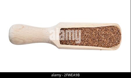 Draufsicht auf Vollkorn-Teff-Samen in Holzporenschnitt Auf weißem Hintergrund Stockfoto