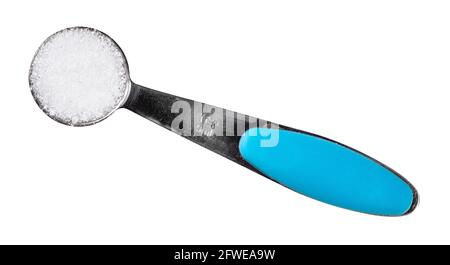 Draufsicht auf kristalline Zitronensäure im Messlöffelausschnitt Auf weißem Hintergrund Stockfoto