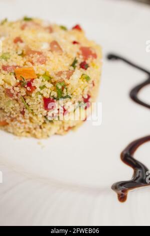 Vertikale Aufnahme von frischem, köstlichem Tabbouleh mit Gemüse Stockfoto
