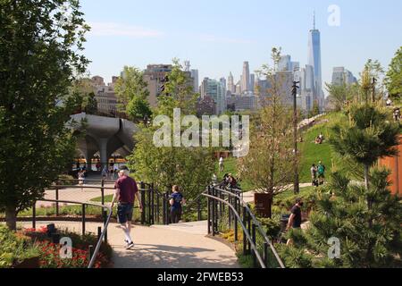 New York, USA. Mai 2021. Blick auf 'Little Island', den neuen Park an der Westküste Manhattans. Nach Jahren der Debatten, Verzögerungen und Kostenexplosionen hat New York einen neuen Inselpark, der auf Stelzen im Hudson River gebaut wurde. Neben Blumen, Bäumen, Wiesen und Blick auf die Skyline von Manhattan bietet die Anlage auch Theatereinrichtungen für Veranstaltungen im Freien sowie Imbiss- und Getränkestände. Der Bau wurde vom Medienmogul Diller mit rund 260 Millionen Dollar (rund 210 Millionen Euro) finanziert. Quelle: Christina Horsten/dpa/Alamy Live News Stockfoto