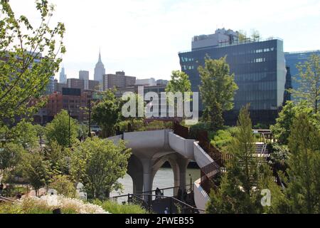 New York, USA. Mai 2021. Blick auf 'Little Island', den neuen Park an der Westküste Manhattans. Nach Jahren der Debatten, Verzögerungen und Kostenexplosionen hat New York einen neuen Inselpark, der auf Stelzen im Hudson River gebaut wurde. Neben Blumen, Bäumen, Wiesen und Blick auf die Skyline von Manhattan bietet die Anlage auch Theatereinrichtungen für Veranstaltungen im Freien sowie Imbiss- und Getränkestände. Der Bau wurde vom Medienmogul Diller mit rund 260 Millionen Dollar (rund 210 Millionen Euro) finanziert. Quelle: Christina Horsten/dpa/Alamy Live News Stockfoto