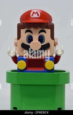 LEGO Mario in einem grünen Eimer mit einem sauberen Weiß Hintergrund Stockfoto