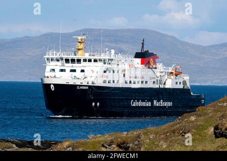 Die Caledonian MacBrayne Fähre die Clansman Ankunft in Scalasaig Hafen, Isle of Colonsay, Schottland. VEREINIGTES KÖNIGREICH Stockfoto
