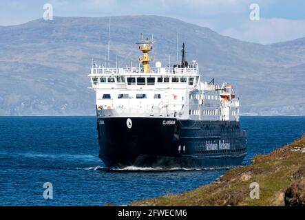 Die Caledonian MacBrayne Fähre die Clansman Ankunft in Scalasaig Hafen, Isle of Colonsay, Schottland. VEREINIGTES KÖNIGREICH Stockfoto