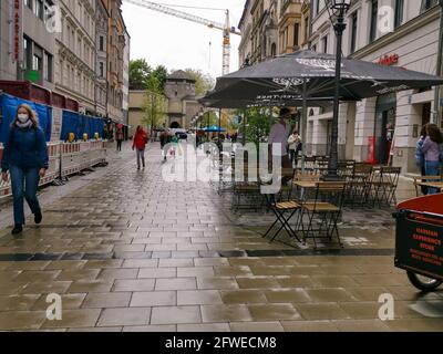 Außerhalb besucht nur schwachst. Fußgängerzone in der Sendlinger Straße. Die 7-Tage-Inzidenz in der bayerischen Landeshauptstadt München sinkt am 22.5.2021 wieder unter 50. Damit könnten Museen, Läden und weitere Einrichtungen ohne Terminvereinbarung wieder öffnen, wenn der Wert stabil bleibt. - Restaurants außerhalb schlecht besucht. Fußgängerzone in der Sendlinger Straße. Die siebentägige Inzidenz in München fiel am 22. Mai 2021 unter 50. Wenn die Punktzahl stabil bleibt, könnten Museen, Geschäfte und andere Einrichtungen ohne einen Termin eröffnet werden. (Foto von Alexander Pohl/Sipa USA) Stockfoto