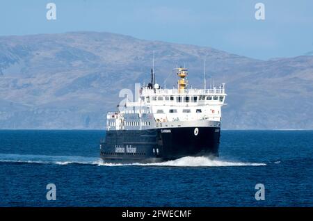Die Caledonian MacBrayne Fähre die Clansman Ankunft in Scalasaig Hafen, Isle of Colonsay, Schottland. VEREINIGTES KÖNIGREICH Stockfoto