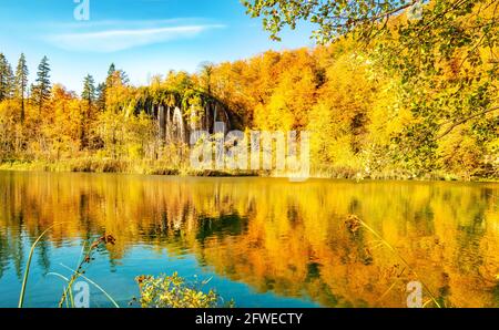 Herbstlandschaft mit bunten Bäumen spiegelt sich in einem See im Freien im Wald in Plitvice, Kroatien Stockfoto