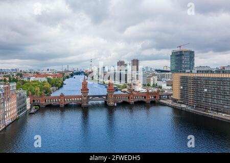 Skyline Luftbild mit der Spree und der Oberbaumbrücke aka Oberbaumbrücke Stockfoto