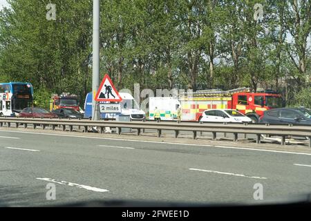 M8, Glasgow, Schottland, Großbritannien, 22. Mai 2021: Autounfall auf der M8 in Richtung Norden zwischen Kreuzung 13 und 14 - mehrere Notdienste sind anwesend, langsame Fahrspur für den Verkehr gesperrt, äußere Fahrspuren sind offen und der Verkehr bewegt sich. Kredit: Barry Nixon/Alamy Live Nachrichten/Alamy Live Nachrichten Stockfoto