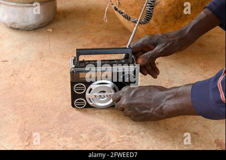 MALI, Kayes, chinesischer Radio X-Bass /Chinesisches X-Bass Radio Stockfoto