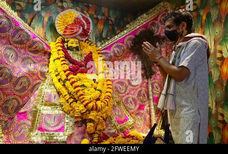 Beawar, Rajasthan, Indien, 22. Mai 2021: Ein Priester, der eine schützende Gesichtsmaske trägt, betet anlässlich des Mohini Ekadashi im Khatu Shyam Tempel in Beawar. Shyam ist ein Name und eine Manifestation von Barbareek, dem Enkel von Bhim und Hidimba in Mahabharata. Kredit: Sumit-Samarwat/Alamy Live Nachrichten Stockfoto