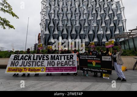 London, Großbritannien. Mai 2021. Demonstranten versammeln sich vor der US-Botschaft in London, um den ersten Jahrestag des Mordes an George Floyd durch einen Polizisten in Minneapolis zu begehen, der eine globale Welle von Demonstrationen und das Wiederaufleben der Black Lives Matter-Bewegung ausgelöst hat. Quelle: Wiktor Szymanowicz/Alamy Live News Stockfoto