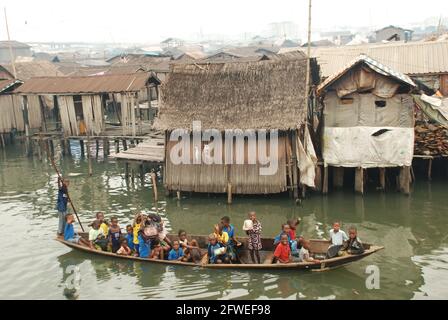 Makoko-Schulkinder paddeln sich zur Schule, Lagos State, Nigeria. Stockfoto