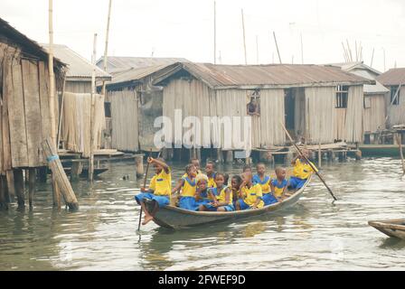 Makoko-Schulkinder paddeln sich zur Schule, Lagos State, Nigeria. Stockfoto