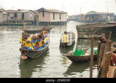 Makoko-Schulkinder paddeln sich zur Schule, Lagos State, Nigeria. Stockfoto