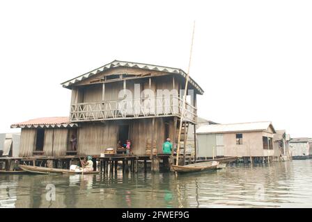 Ein zweistöckiges Gebäude im Zentrum von Makoko Slum, Lagos, Nigeria. Stockfoto