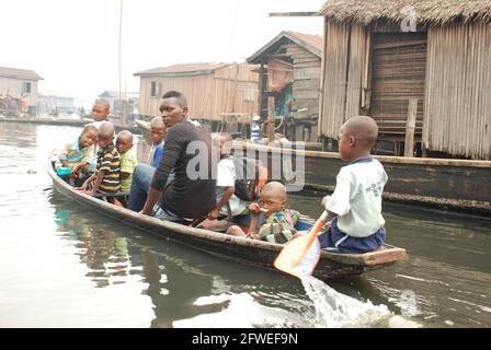 Makoko-Schulkinder paddeln sich zur Schule, Lagos State, Nigeria. Stockfoto