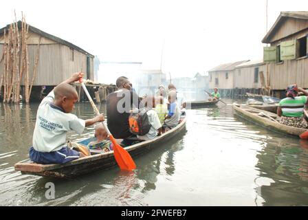 Makoko-Schulkinder paddeln sich zur Schule, Lagos State, Nigeria. Stockfoto