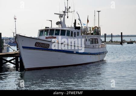 Heiligenhafen, Schleswig-Holstein, Deutschland - April 02 2016: Südwind-Fischerboot im Hafen Stockfoto
