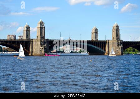 Boston, USA - August 3 2013: Die Longfellow Bridge über den Charles River mit einigen Segelbooten und einem Zug auf der Brücke unter leicht bewölktem Himmel Stockfoto