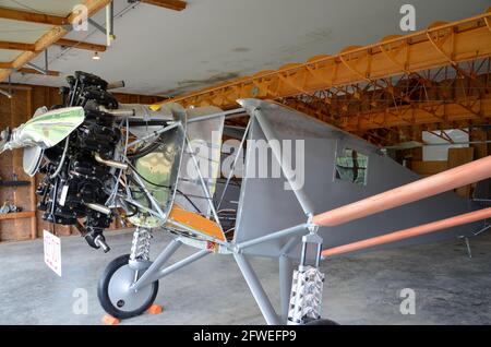 Red Hook, New York, USA - 20 2013. Juli: Old Rhinebeck Aerodrome Air Show, Living Aviation Museum, Vintage Doppeldecker mit Blick auf Propeller und Motor Stockfoto