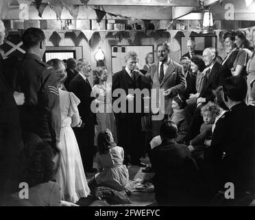 BRUCE SETON JOAN GREENWOOD WYLIE WATSON GABRIELLE STUMPF GORDON JACKSON UND JAMES ROBERTSON GERECHTIGKEIT IN WHISKY IN HÜLLE UND FÜLLE ! 1949 Regisseur ALEXANDER MACKENDRICK Roman Compton Mackenzie Drehbuch Compton Mackenzie und Angus MacPhail Produzent Michael Balcon an Ealing Studios Production / General Film Distributors (GFD) Stockfoto