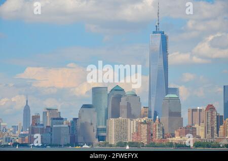 New York, USA - Juli 23 2013: Die Skyline von New York mit dem One World Trade Center im Vordergrund und dem Empire State Building im Hintergrund Stockfoto