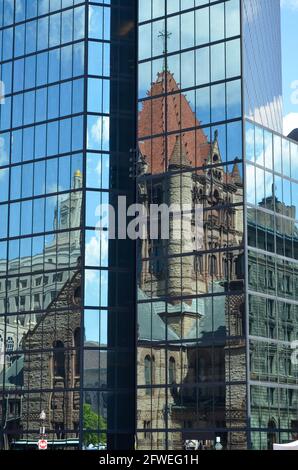 Boston, USA - 2 2013. August: Spiegelung der Trinity Church im Fenster Glas eines Wolkenkratzers mit blauem Himmel in Boston Stockfoto