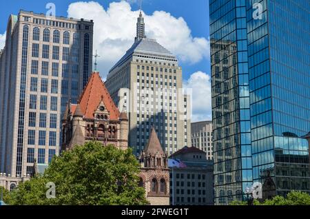 Boston, USA - 2 2013. August: Spiegelung der Trinity Church im Fenster Glas eines Wolkenkratzers mit blauem Himmel in Boston Stockfoto