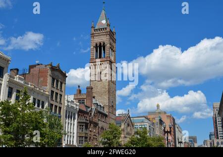 Boston, USA - August 2 2013: Die Old South Church in Boston in Häuserzeilen mit einigen Bäumen und Straßenlampen unter einem leicht bewölkten blauen Himmel Stockfoto