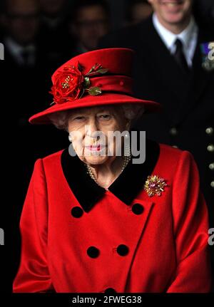 Königin Elizabeth II. Bei einem Besuch der HMS Queen Elizabeth auf dem Marinestützpunkt HM, Portsmouth, vor dem ersten Einsatz des Schiffes. Der Besuch kommt, als sich die HMS Queen Elizabeth darauf vorbereitet, die britische Carrier Strike Group auf einem 28-wöchigen Einsatzeinsatz zu führen, der über 26,000 Seemeilen vom Mittelmeer bis zur philippinischen See führt. Bilddatum: Samstag, 22. Mai 2021. Stockfoto