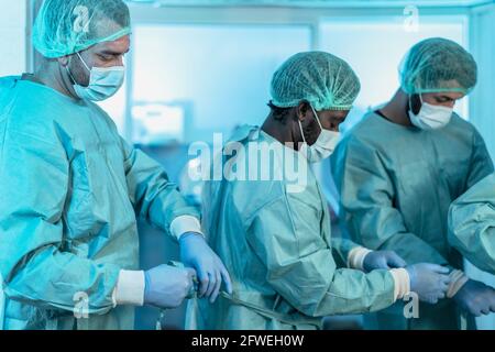 Ärzte, die sich auf eine Operation im Krankenhaus während des Corona-Virus-Ausbruchs vorbereiten - Medizinische Mitarbeiter, die sich für den Kampf gegen Coronavirus vorbereiten Stockfoto