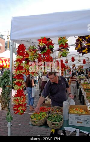 Kunden, die auf einem Marktstand auf dem weltberühmten Pike Place Market, Seattle, USA, nach frischen Chilis suchen Stockfoto