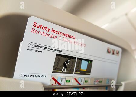 Sicherheits- und Notfallanweisungen/Führungskarte während eines Fluges in einem Flugzeug der Bombardier C-Serie/Flugzeug/Flugzeug (ein Flugzeug, das jetzt als Airbus A220 vermarktet wird). (100) Stockfoto