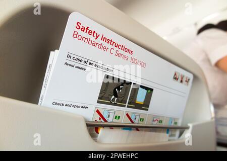 Sicherheits- und Notfallanweisungen/Führungskarte während eines Fluges in einem Flugzeug der Bombardier C-Serie/Flugzeug/Flugzeug (ein Flugzeug, das jetzt als Airbus A220 vermarktet wird). (100) Stockfoto